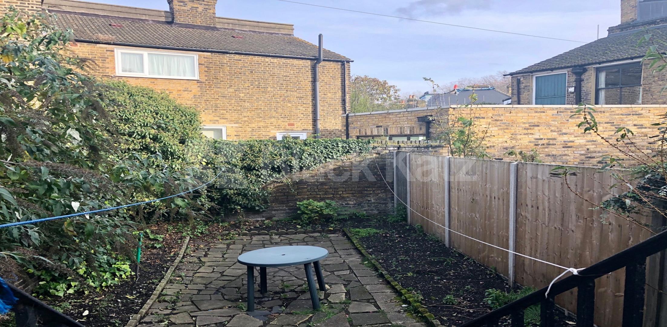 Offering over 570 sq.ft of living & entertaining space  Trundleys Road , Surrey Quays 